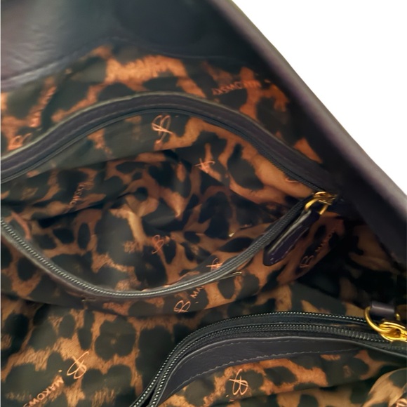 Elegant Black Shoulder Bag with Gold Details - Picture 3 of 5